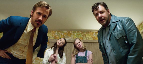 (l-r) Ryan Gosling as Holland March, Daisy Tahan as Jessica, Angourie Rice as Holly and Russell Crowe as Jackson Healy in THE NICE GUYS. ©Warner Bros. Entertainment.